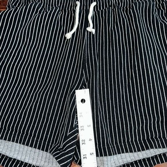 Men’s Medium Sweat Workout Black/White Pinstriped Shorts 5 Inch Inseam Casual At - Picture 6 of 7